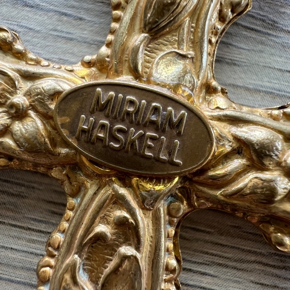 SOLD! Signed Miriam Haskell Vintage Cross Pendant Floral Baroque Gold-Tone 1960s - Picture 6 of 10